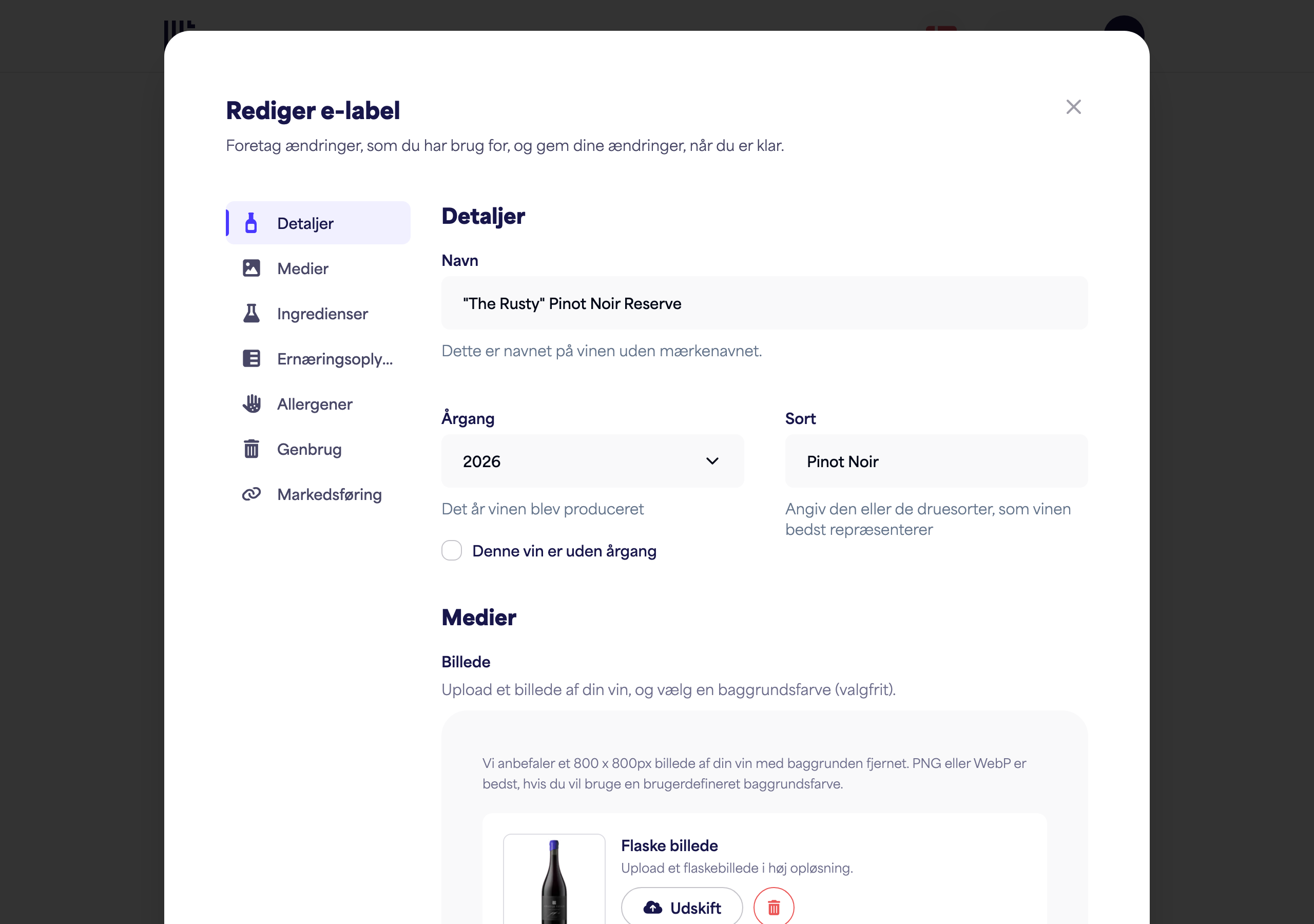 E-etiketformularen viser felterne Navn, Årgang og Sort samt upload af flaskebillede