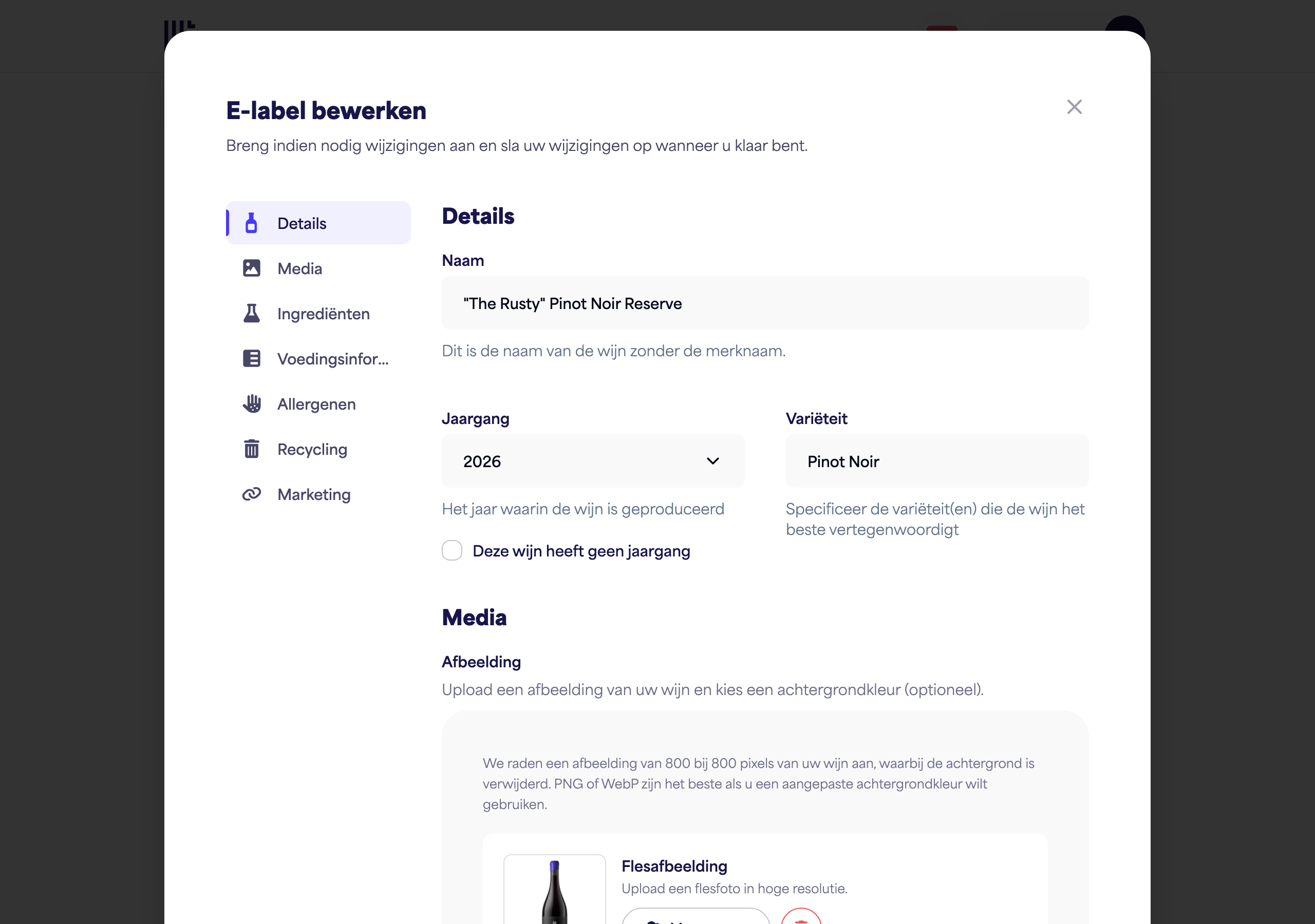 Het e-labelformulier toont de velden Naam, Vintage en Variëteit en de upload van de flesafbeelding