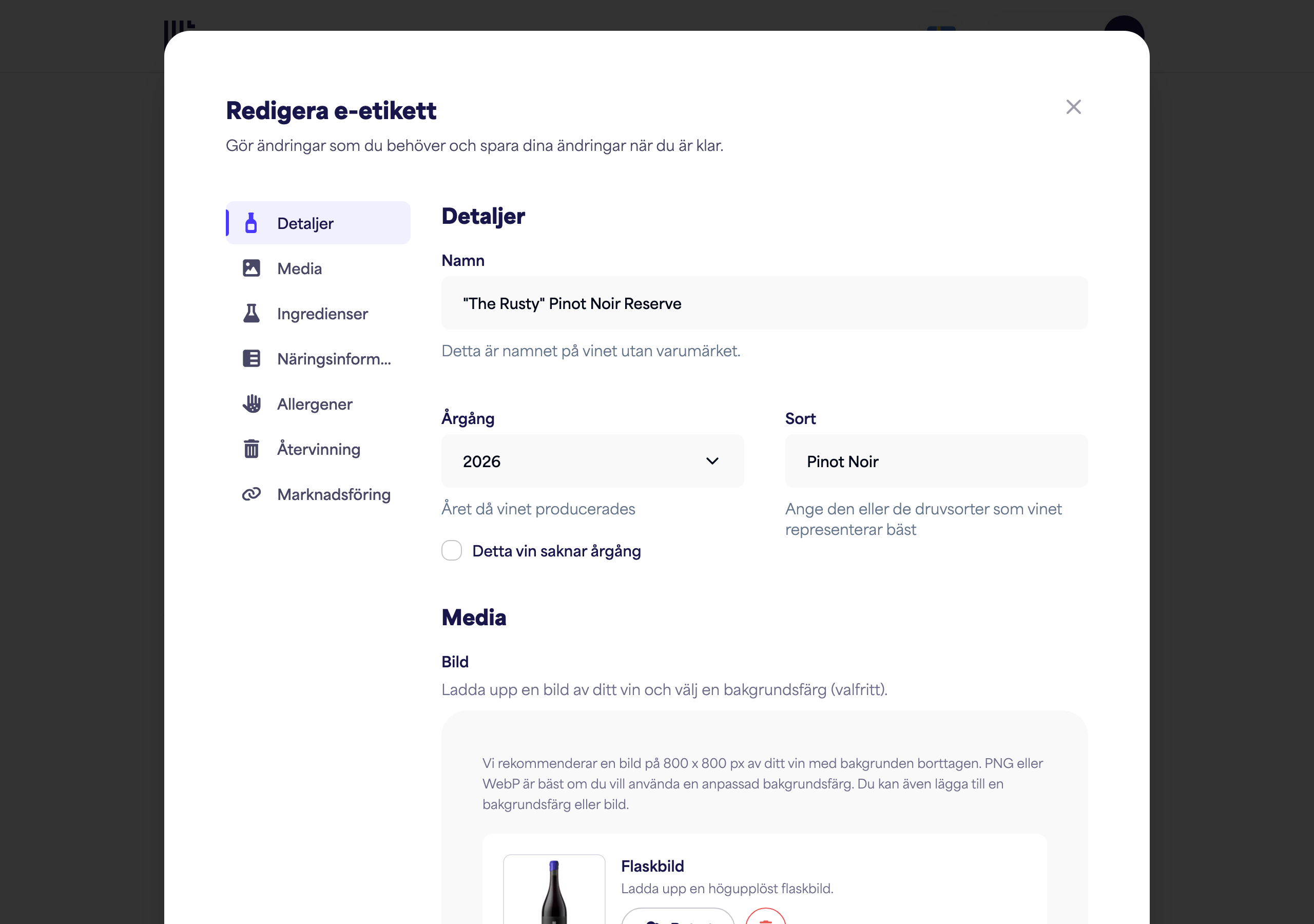 E-etikettformuläret visar fälten Namn, Årgång och Sort samt uppladdningen av flaskbilden